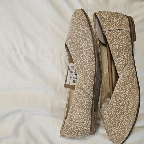 TOMS Women's Tan Slip-On Shoes - Picture 5 of 5